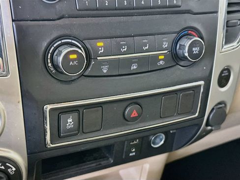 Used 2018 Nissan Titan SV AWD/4WD image 18