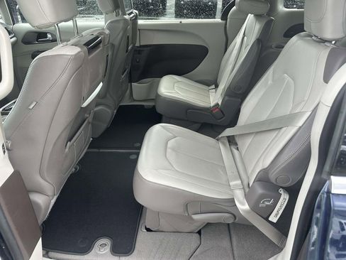Used 2018 Chrysler Pacifica Touring-L Plus FWD image 12