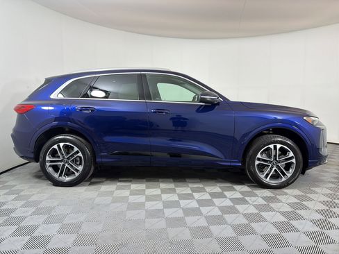 Used 2025 Audi Q5 Premium w/ Convenience Package image 8