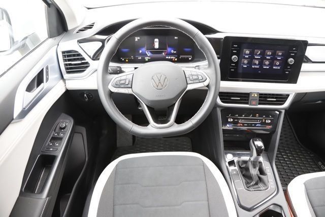 Used 2025 Volkswagen Taos SE FWD image 17