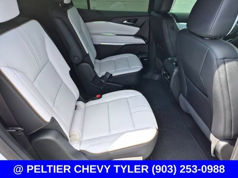 Used 2025 Chevrolet Traverse High Country FWD image 16