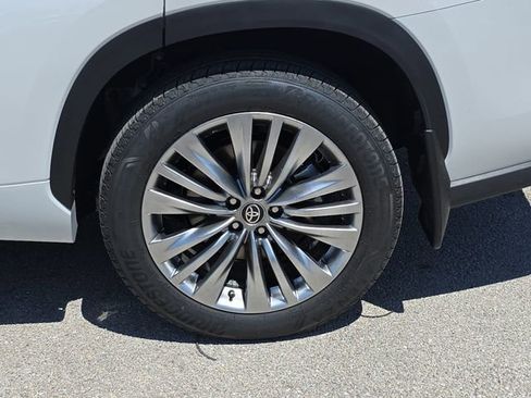 New 2026 Toyota Highlander Platinum image 35