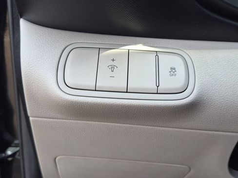 Certified 2023 Hyundai Venue SEL FWD image 16
