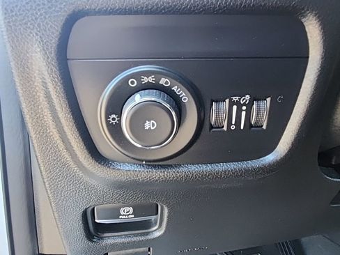 Used 2023 Jeep Grand Cherokee L Limited w/ Black Appearance Package image 36