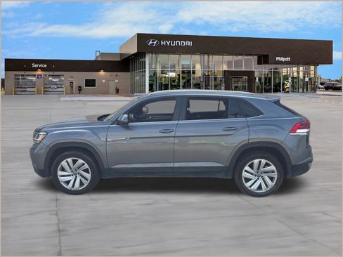 Used 2021 Volkswagen Atlas Cross Sport SE w/ Panoramic Sunroof Package image 2