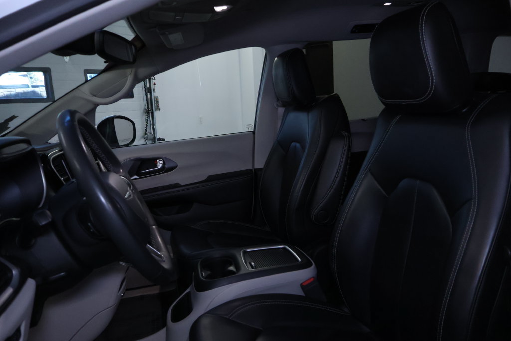 Used 2023 Chrysler Pacifica Touring-L FWD image 13