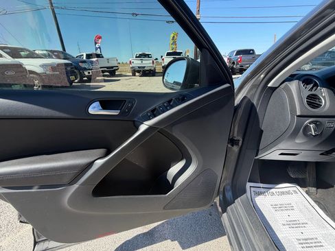 Used 2016 Volkswagen Tiguan S image 10