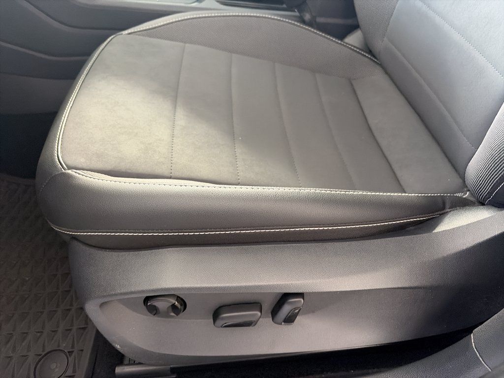 Certified 2023 Volkswagen Taos SE w/ Panoramic Sunroof Package FWD image 11