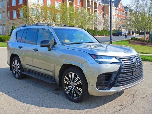 Used 2023 Lexus LX 600 4WD w/ Appearance Package image 3