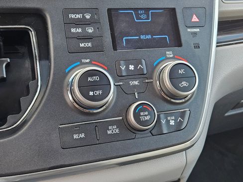 Used 2017 Toyota Sienna XLE w/ XLE Navigation Package FWD image 27