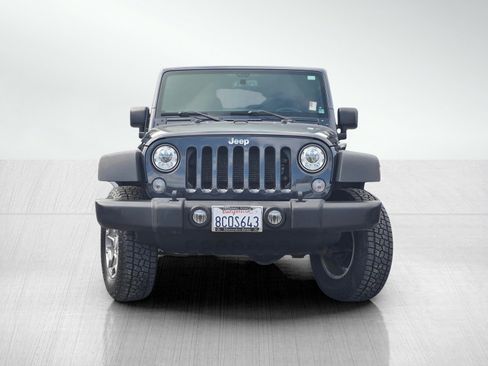 Used 2018 Jeep Wrangler Unlimited Rubicon w/ Connectivity Group image 2