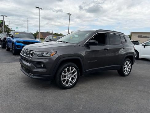 Used 2023 Jeep Compass Latitude AWD/4WD image 3