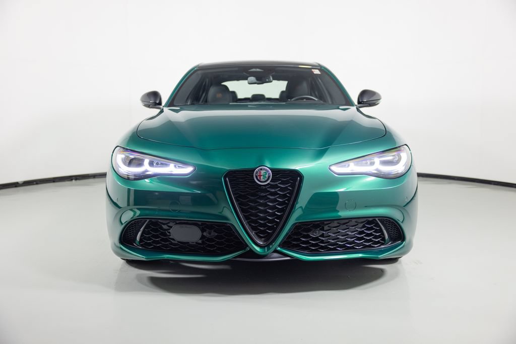Used 2025 Alfa Romeo Giulia AWD w/ Driving Assist Package image 9