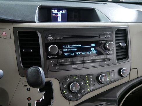 Used 2012 Toyota Sienna LE image 22