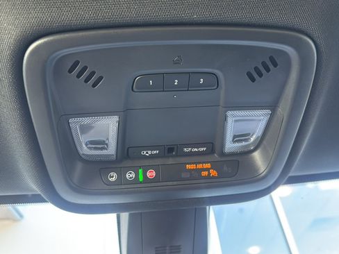 Used 2023 Chevrolet Traverse LT AWD/4WD image 43