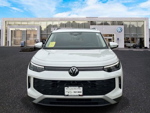 New 2025 Volkswagen Tiguan SE image 2