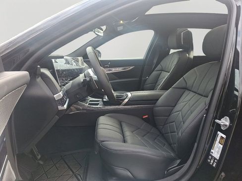 Used 2025 BMW 760i xDrive w/ Executive Package image 14