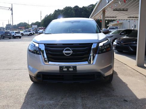 Used 2024 Nissan Pathfinder SV FWD image 2