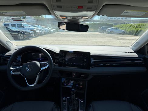 Used 2025 Volkswagen Jetta SE image 32