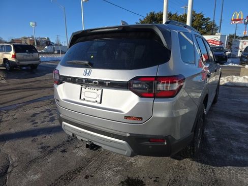 Certified 2025 Honda Pilot TrailSport image 5