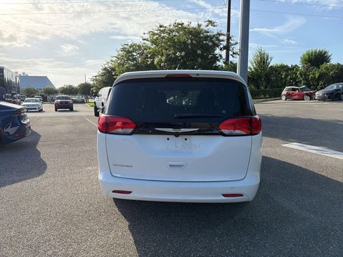 Used 2023 Chrysler Voyager LX FWD image 4
