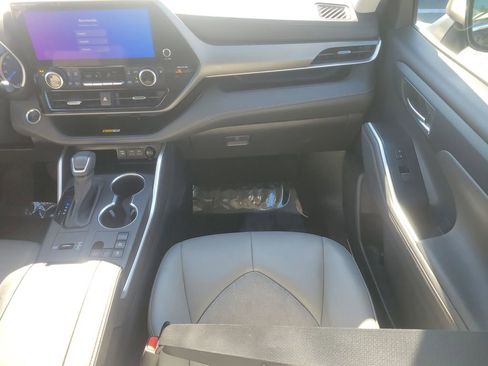 Used 2023 Toyota Highlander Bronze Edition image 14