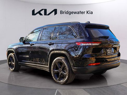 Used 2023 Jeep Grand Cherokee Altitude image 4