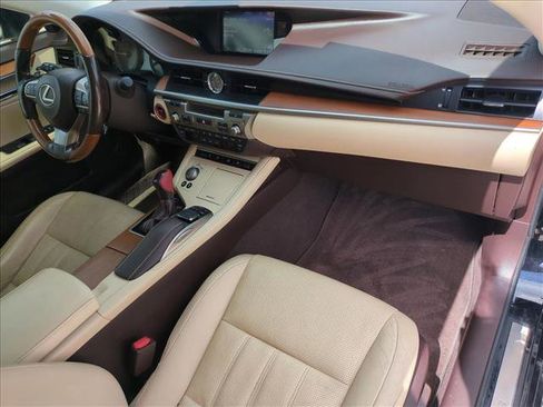 Used 2017 Lexus ES 300h w/ Luxury Package image 22