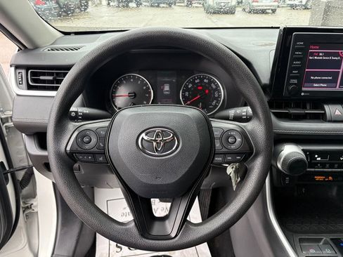 Used 2021 Toyota RAV4 LE image 19