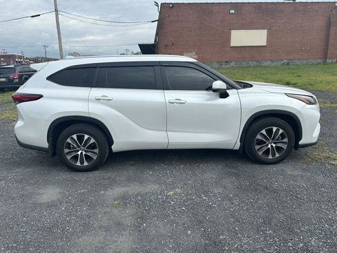 Used 2023 Toyota Highlander XLE FWD image 9
