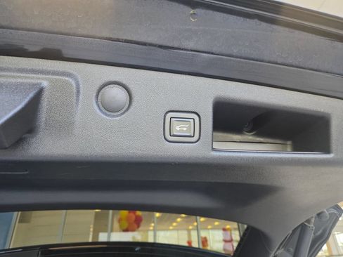 Used 2020 Chevrolet Equinox LT w/ Driver Convenience Package FWD image 11