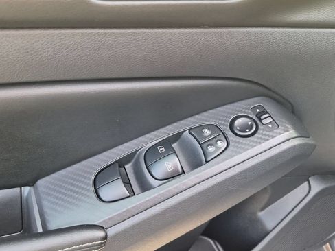 Used 2025 Nissan Altima 2.5 SV FWD image 13