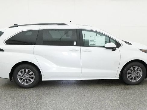 New 2026 Toyota Sienna XLE image 5