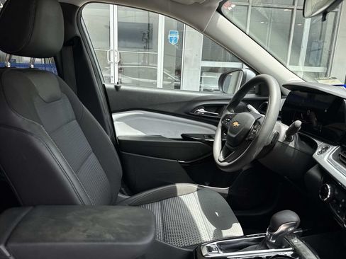 Used 2025 Chevrolet Trax LT FWD image 11