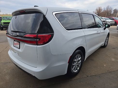New 2026 Chrysler Pacifica Select image 12