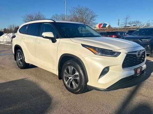 Used 2021 Toyota Highlander XLE image 12
