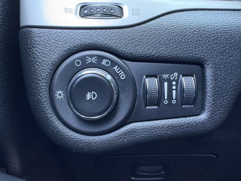 Used 2018 Jeep Cherokee Latitude Plus w/ Cold Weather Group AWD/4WD image 38