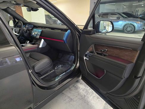 New 2025 Land Rover Range Rover Long Wheelbase SE image 12