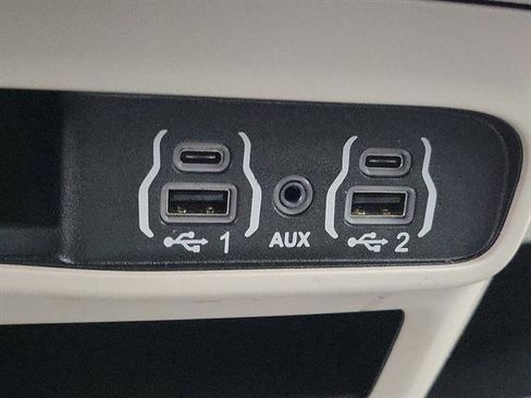 Used 2023 Chrysler Pacifica Touring-L image 32