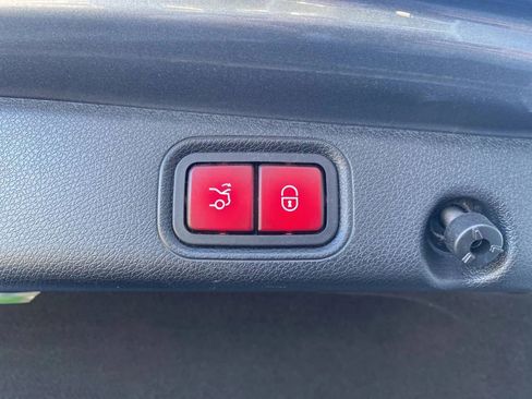Used 2017 Mercedes-Benz E 300 4MATIC image 7