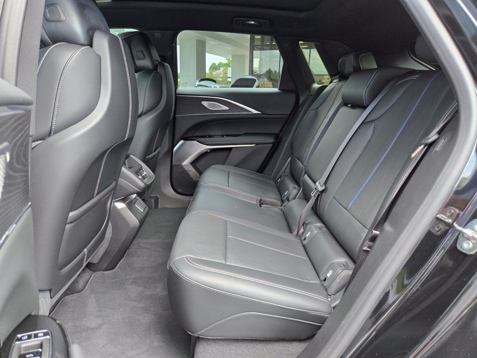 Used 2024 Cadillac Lyriq Luxury AWD/4WD image 13