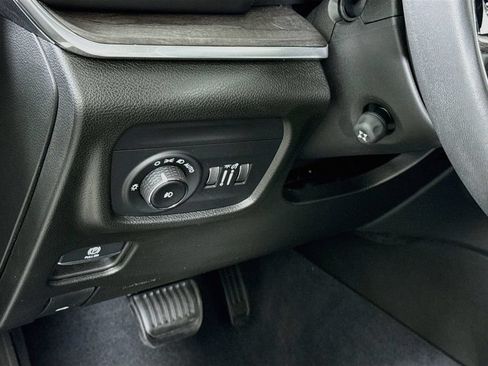 Used 2023 Jeep Grand Cherokee Overland w/ Luxury Tech Group IV AWD/4WD image 22