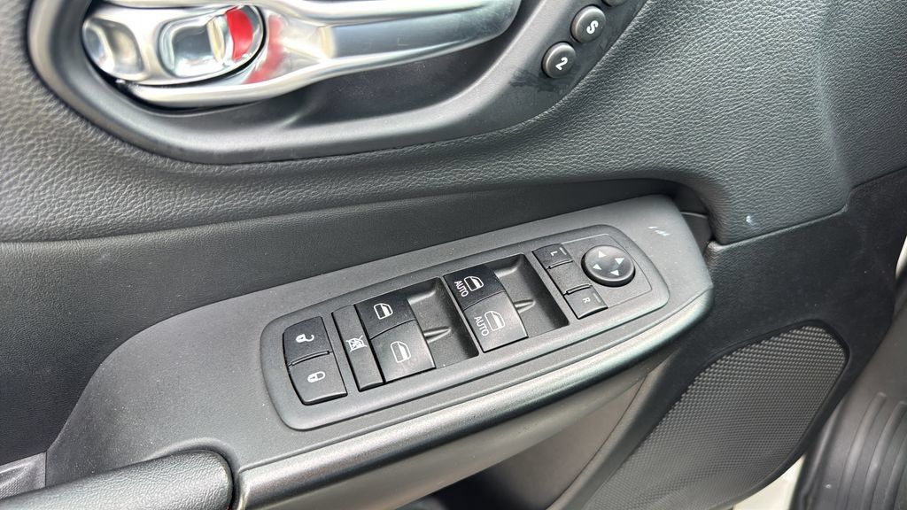 Used 2019 Jeep Cherokee Trailhawk AWD/4WD image 29