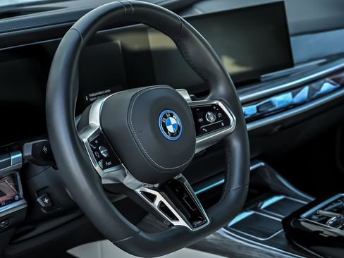 Used 2025 BMW 750e xDrive w/ Premium Package AWD/4WD image 26