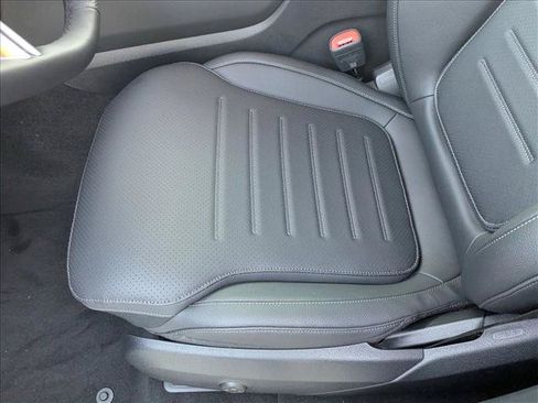 Used 2026 Mercedes-Benz GLC 300 image 4