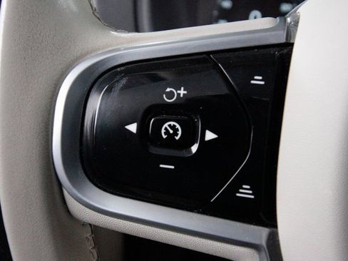 Certified 2022 Volvo XC90 T6 Momentum w/ Advanced Package image 17