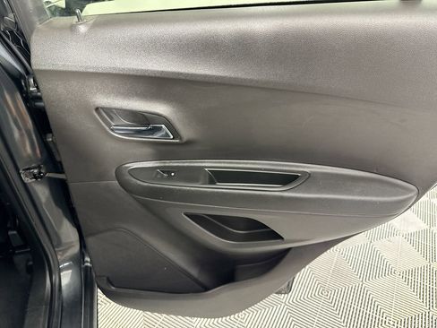 Used 2017 Chevrolet Trax LT w/ LT Convenience Package image 27