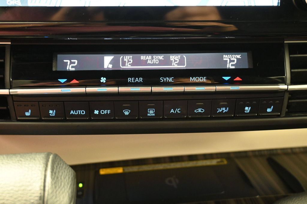 Used 2024 Toyota Sienna Platinum AWD/4WD image 23