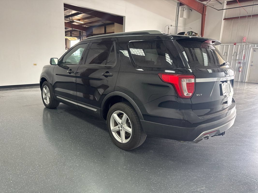 Used 2017 Ford Explorer XLT w/ Equipment Group 202A AWD/4WD image 6