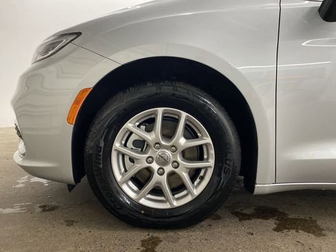 Used 2024 Chrysler Pacifica Touring-L image 11